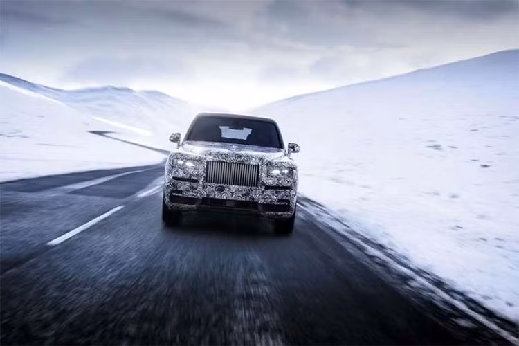Ngoại hình xe vẫn giữ vẻ thanh lịch của những chiếc siêu xe sang Rolls-Royce nhưng thêm vào sự mạnh mẽ của một mẫu SUV. Phần đầu xe khá giống với Phantom. Chiếc xe cũng sở hữu những vật liệu da, gỗ, kim loại cao cấp nhất bên trong nội thất, đi cùng với hệ thống thông tin, điều khiển thông minh hơn.