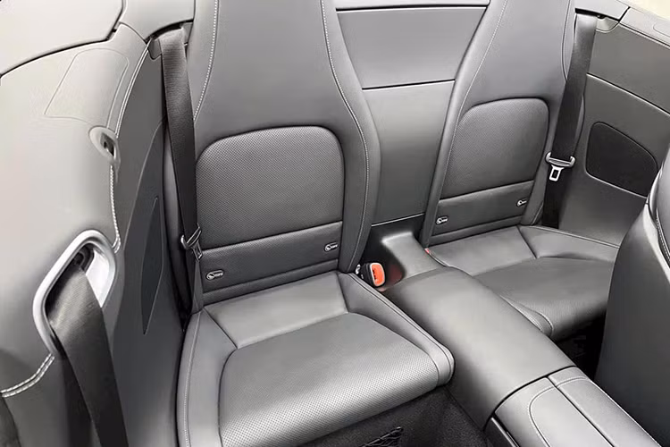 Xe được trang bị hộp số tự động 9 cấp AMG MCT, giúp tăng tốc từ 0-100 km/h chỉ trong 4,9 giây trước khi đạt tốc độ tối đa 275 km/h.