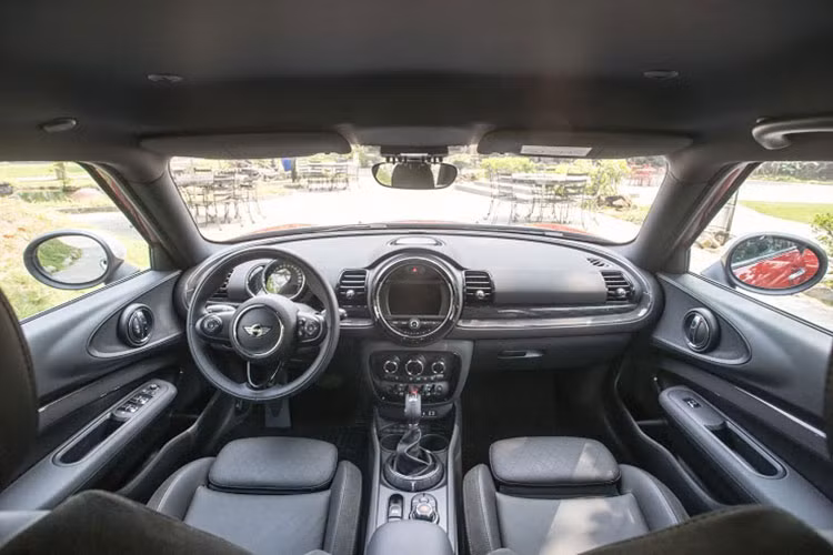 Nhờ tăng kích thước mà không gian bên trong Mini Clubman rộng ra đáng kể. Xe sở hữu thiết kế bên trong với nội thất da bọc kết hợp các chi tiết mạ chrome đem lại không gian thanh lịch, hiện đại.