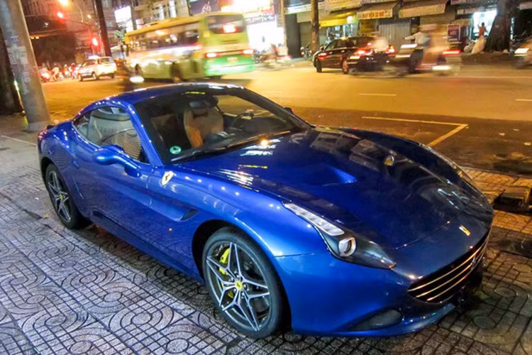 "Siêu ngựa" Ferrari California T đầu tiên được nhập khẩu về Việt Nam lần đầu tiên xuất hiện trên phố. Đây là phiên bản 2015, mang những công nghệ mới nhất của Ferrari.