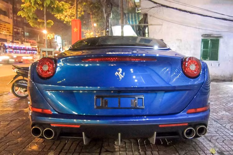 California T là siêu xe hai chỗ ngồi, hai cửa, mui xếp cứng. Trong gia đình Ferrari, mẫu xe này là đàn em của 488 GTB, đối thủ của nó là Audi R8, Porsche 911 hay Mercedes GT S.