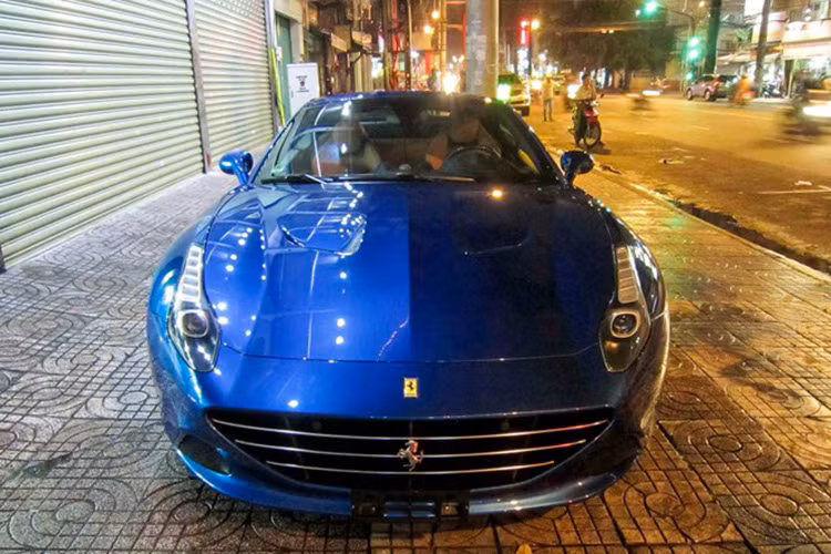 Nước sơn xanh lục khá lạ, bởi tại Việt Nam có nhiều Ferrari nhưng phổ biến nhất vẫn là màu đỏ. Đây là dòng xe sử dụng động cơ tăng áp V8, dung tích 3.9 lít, công suất 552 mã lực tại 7.500 vòng/phút cùng 755 Nm mô-men xoắn tại 4.750 vòng/phút.