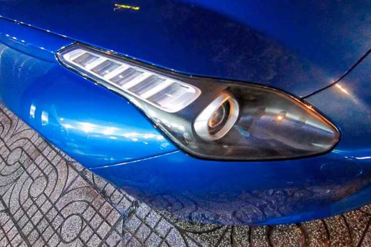 Phần đầu xe được thiết kế lấy cảm hứng từ đàn anh Ferrari FF, nó sở hữu dải LED định vị lớn, đèn pha LED tập trung độ sáng cao.