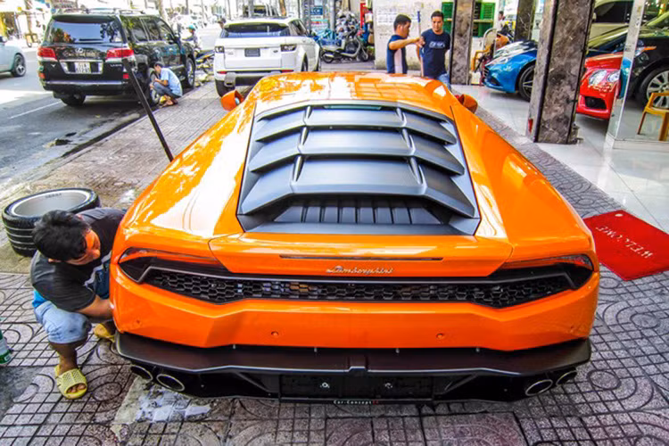 Tiếng pô đầy mê hoặc từ cỗ máy V10, hút khí tự nhiên trên Huracan là điểm thu hút các đại gia. Siêu xe này có dung tích 5.204 cc, sản sinh 601 mã lực tại dải tua máy 8.250 vòng/phút, cùng 560 Nm mô-men xoắn tại 6.500 vòng/phút.