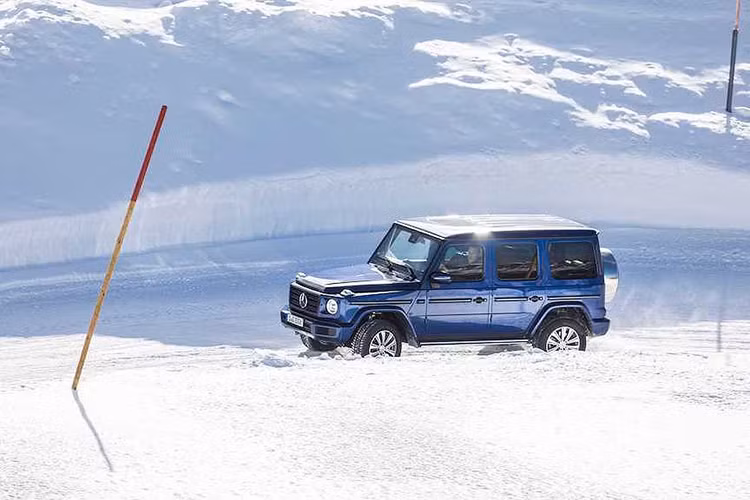 Mercedes-Benz G350d 2020 sẽ nhận đặt hàng từ tháng 1/2019 tại châu Âu và các thị trường khác (trừ Mỹ). Những chiếc G350d đầu tiên sẽ có mặt ở đại lý vào tháng 3. Giá xe sẽ được tiết lộ ở thời điểm gần mở bán.
