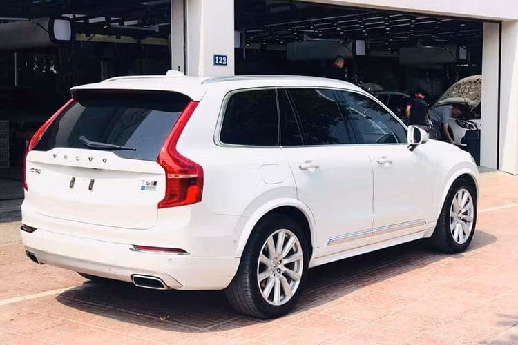 Phía sau chiếc xe vẫn tiếp tục giữ nguyên lối thiết kế giản dị nhưng tinh tế của Volvo với dòng chữ nổi chạy ngang, một số logo nhỏ cùng phần ốp dưới cản sau mạ chrome. Các đèn hậu của xe khá mỏng, đặt dọc theo chiều cao xe là đặc điểm truyền thống của dòng XC90. Trên phiên bản XC90 thế hệ mới này, đèn hậu của chiếc xe cũng đã được nâng cấp lên công nghệ chiếu sáng LED ấn tượng. 