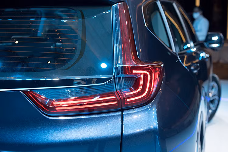 Đuôi xe Honda CR-V lắp ráp Việt Nam cũng có phần cản sau hoàn toàn mới và kết hợp ống xả 2 bên cân đối. Cụm đèn hậu dạng LED hình chữ "L" vẫn được duy trì như phiên bản đang bán ra hiện nay. Ngoài ra, những tính năng khác như cảm biến/camera lùi, đèn phanh trên cao, gạt mưa kính sau được duy trì trên CR-V.