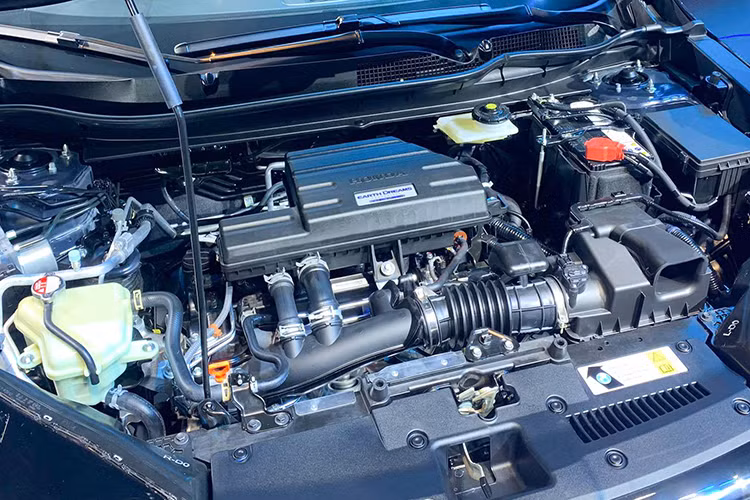 Về vận hành, Honda CR-V 2020 không thay đổi động cơ vẫn là loại máy xăng DOHC I4, dung tích 1.5L tăng áp được ứng dụng công nghệ ứng dụng EARTH DREAMS TECNOLOGY. Mẫu xe này cho công suất tối đa 188 mã lực tại 5.600 vòng/phút và 240 Nm mô-men xoắn cực đại 240 Nm tại 2.000 - 5.000 vòng/phút ghép nối cùng hộp số tự động vô vấp CVT và hệ dẫn động cầu trước. 