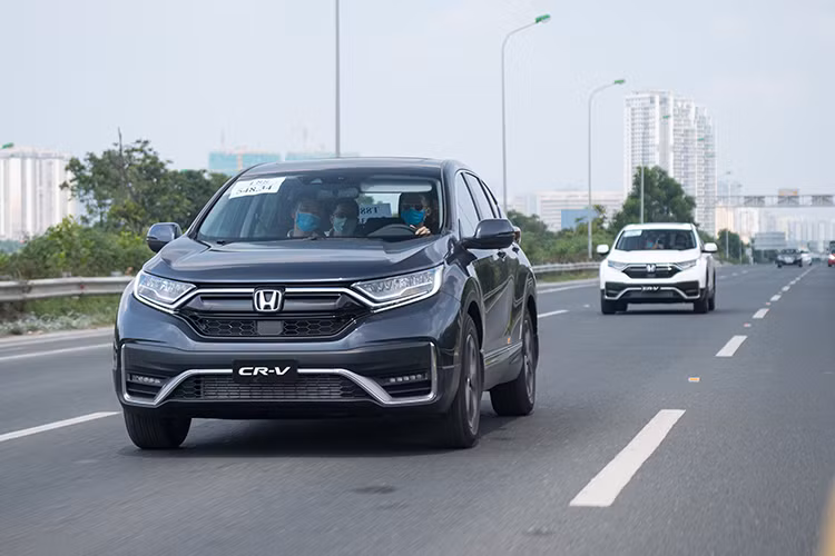 Honda CR-V thế hệ mới sẽ tiếp tục là đối thủ sừng sỏ trong phân khúc Crossover tại Việt Nam, xe cạnh tranh trực tiếp với Mazda CX-5, Mitsubishi Outlander, Nissan X-Trail, Hyundai Tucson, MG HS...