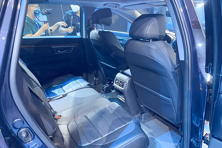 Honda CR-V 2020 vẫn duy trì những trang bị an toàn tiêu chuẩn trên các phiên bản gồm: Hệ thống cảnh báo chống buồn ngủ, hệ thống hỗ trợ đánh lái chủ động, hệ thống cân bằng điện tử, hệ thống kiểm soát lực kéo, hệ thống chống bó cứng phanh, hệ thống phân phối lực phanh điện tử, hỗ trợ khởi hành ngang dốc, hỗ trợ lực phanh khẩn cấp, 7 túi khí Camera 360 độ...