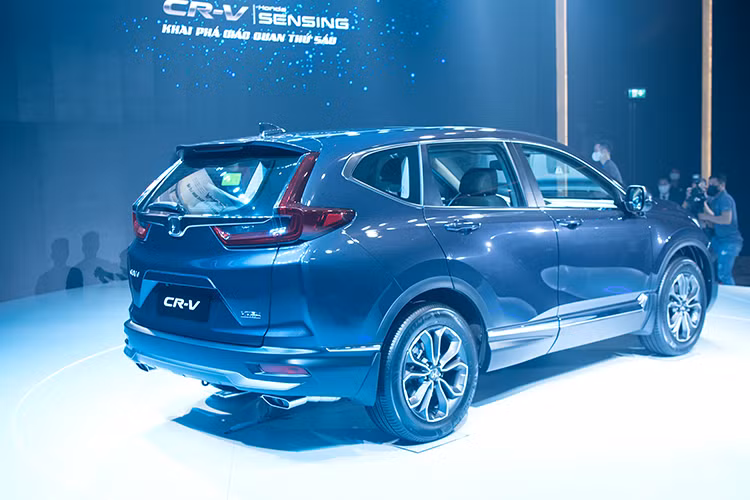 Ở ngoại thất, Honda CR-V 2020 được nâng cấp bodykit mới với phần cản trước thay đổi mang đến cho chiếc xe nam tính hơn và được tích hợp đèn sương mù LED trên cả 3 phiên bản, lưới tản nhiệt trên xe vẫn giữ nguyên. Xe sở hữu chiều dài tăng tăng 39 mm so với trước đây.