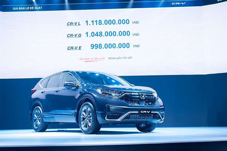 Xe được bán ra từ ngày 11/8/2020 với 5 lựa chọn màu sắc khác nhau chia làm 3 phiên bản, giá xe Honda CR-V 2020 đề xuất chính hãng từ 998 triệu đồng cho phiên bản E, 1,048 tỷ đồng cho CR-V bản G và cao nhất là 1,118 tỷ đồng cho CR-V bản L. Mức giá này cao hơn từ 15 - 25 triệu đồng so với Honda CR-V 2019 nhập khẩu nguyên chiếc từ Thái Lan.