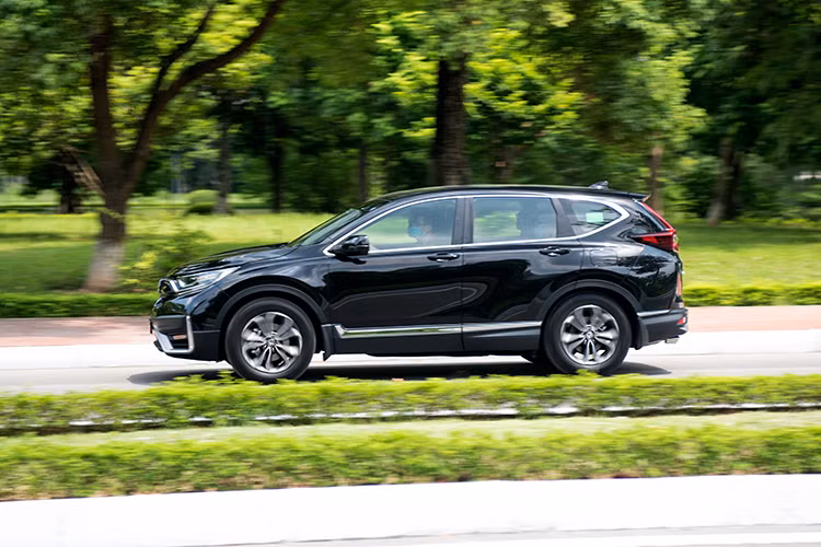 Đáng chú ý, Honda CR-V 2020 mới sẽ chuyển từ nhập khẩu nguyên chiếc sang lắp ráp trong nước. Điều này đồng nghĩa, khách hàng mua xe sẽ được hưởng ưu đãi giảm 50% lệ phí trước bạ, đây được coi là nước đi đúng đắn của thương hiệu ôtô đến từ Nhật Bản thời điểm này.
