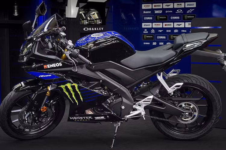 Dựa trên cơ sở chiếc Yamaha R125 thế hệ mới từng được giới trẻ ưa chuộng nhiều năm qua - vốn có thiết kế gần như y hệt Yamaha R15 v3 đang được bán ở Việt Nam và nhiều nước châu Á khác, nhưng R125 Monster Energy có vẻ ngoài "chiến" như một chiếc xe đua MotoGP thu nhỏ.