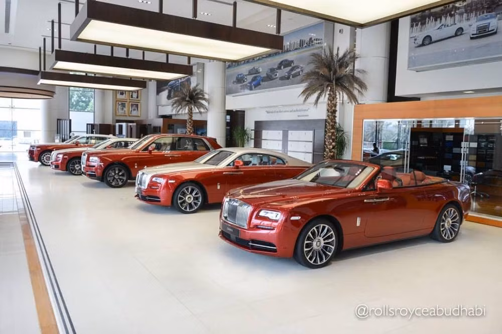 Được biết, đây là một đại lý Rolls-Royce tại Các Tiểu vương quốc Ả Rập Thống nhất có không dưới 20 chiếc xe siêu sang Anh quốc cho các khách hàng "xem mắt". Tuy nhiên, họ lại cho trưng bày 1 dàn xe đồng màu và có đầy đủ các phiên bản như Rolls-Royce Ghost Series II, Wraith, Dawn, Phantom VIII và đặc biệt nhất chính là "gã khổng lồ" Cullinan.