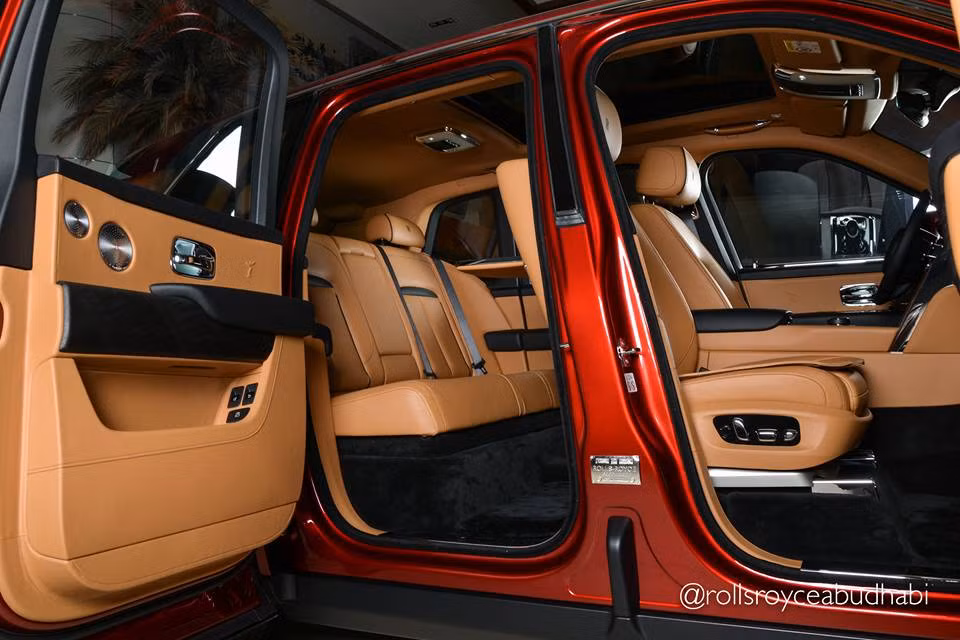 Dù được trang bị option nào cho hàng ghế phía sau, chiếc SUV siêu sang Rolls-Royce Cullinan 2019 mới này vẫn sử dụng khối động cơ V12, tăng áp kép, dung tích 6.75 lít, sản sinh công suất tối đa 563 mã lực và mô-men xoắn cực đại 850 Nm tại vòng tua máy 1.600 vòng/phút.