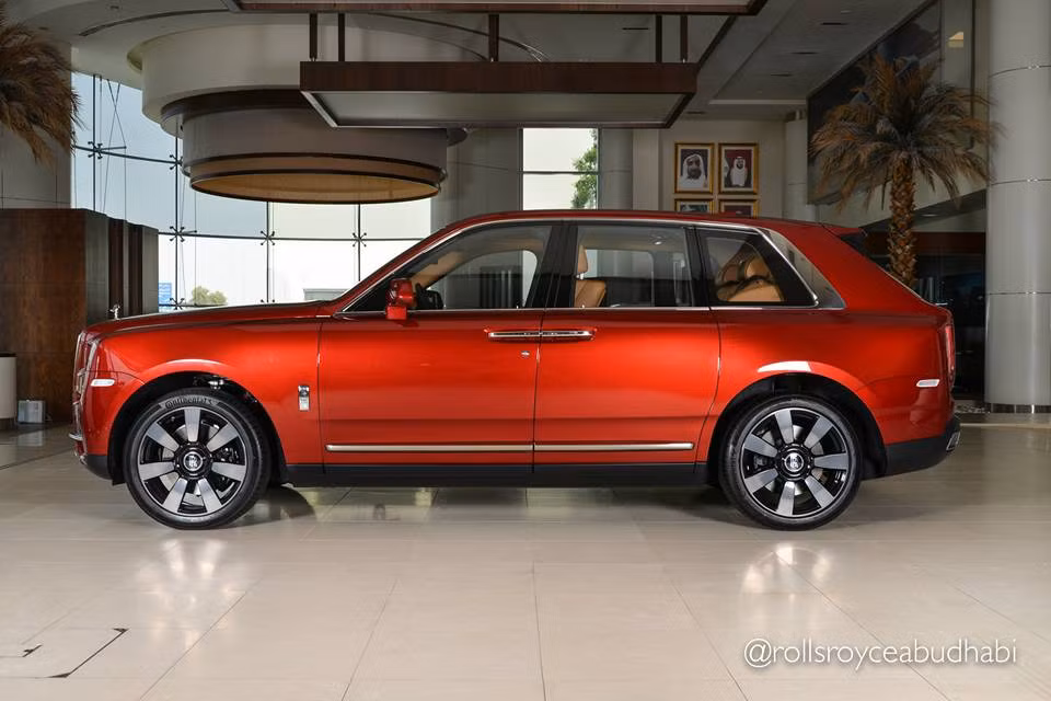 Cản va trước/sau của chiếc Cullinan tại đại lý Rolls-Royce tại Các Tiểu vương quốc Ả Rập Thống nhất được sơn 2 màu đen nhám và xám. Ốp sườn cũng hoàn thành với màu sơn đen tạo điểm nhấn.