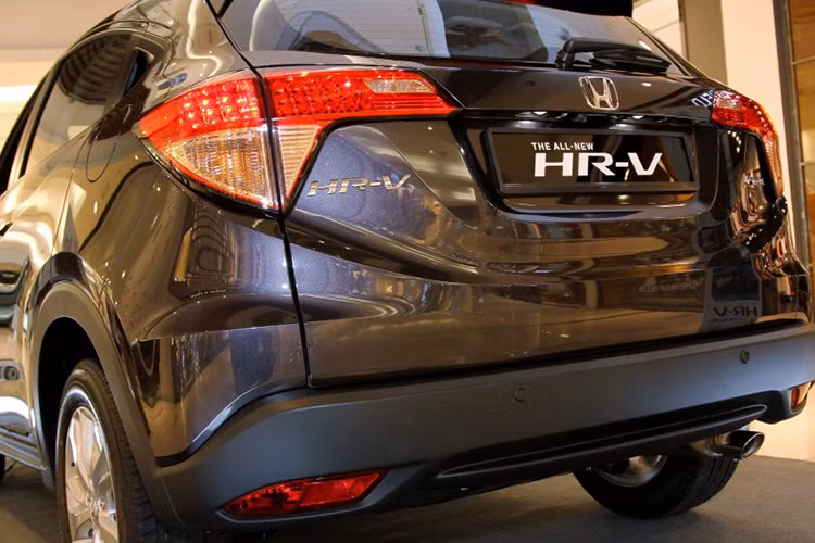 Trong khi đó, phía sau của mẫu HR-V được thiết kế đơn giản hơn với cụm đèn hậu hình chữ L. Giống như nhiều mẫu crossover cỡ nhỏ khác, chiếc xe được ốp nhựa đen xung quanh thân để tạo cảm giác khỏe khoắn hơn. Chiếc xe được trang bị mâm đúc 16 inch 2 tông màu, 5 cánh kép theo phong cách quen thuộc của Honda.