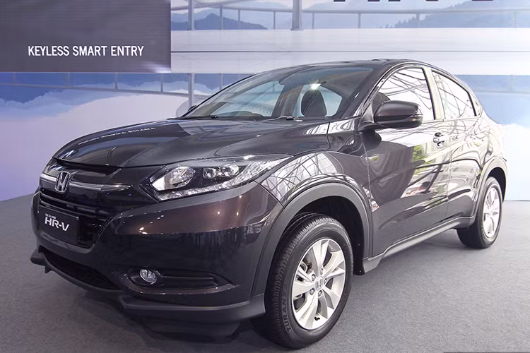 Hãng xe ôtô Honda tại Malaysia vừa chính thức xác nhận giá bán của dòng HR-V và CR-V. Theo đó, phiên bản thấp nhất của HR-V 1.8L Grade S sẽ có giá từ 101.100 RM (tương đương 503 triệu đồng) còn bản cao nhất 1.8L Grade V có giá từ 121.000 RM (tương đương 636 triệu đồng). Dự định, nếu về thị trường Việt Nam sẽ có giá khoảng 800 triệu đồng.