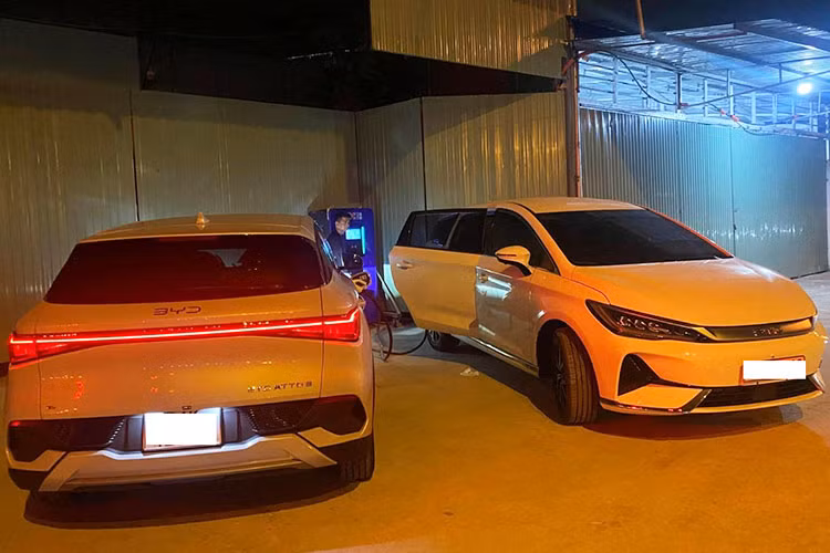 Chu oto dien BYD M6 