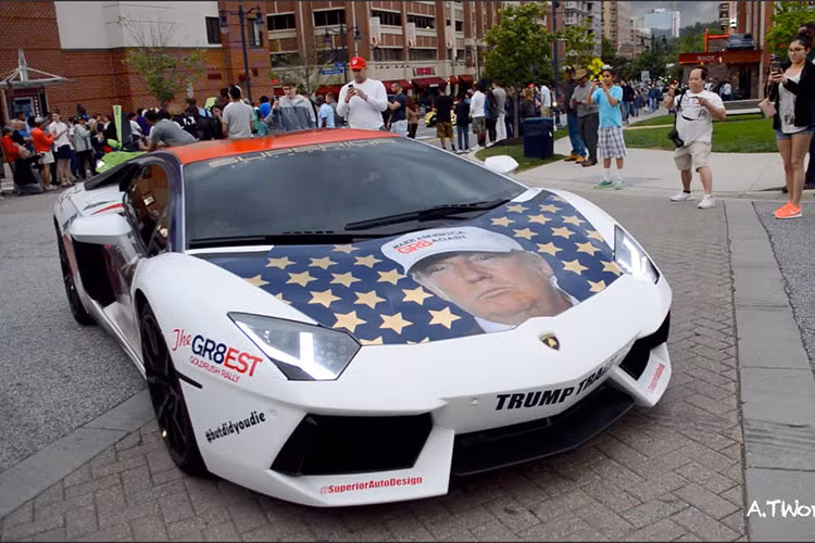 Lamborghini Aventador là siêu xe trang bị động cơ V12 với hai dãy xi-lanh đặt góc 60 độ, dung tích thực 6.498 phân khối, cho công suất tối đa 700 mã lực tại vòng tua máy 8.250 vòng/phút và mô-men xoắn cực đại 690 Nm ở vòng tua 5.500 vòng/phút.