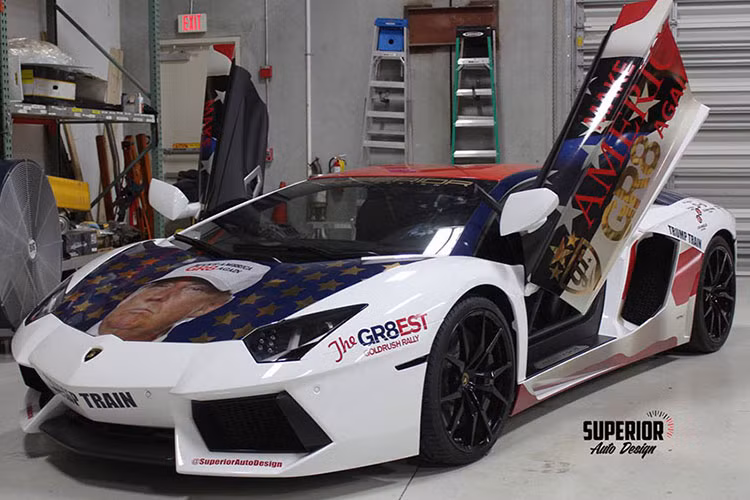 Được biết, đây cũng chính là "siêu bò" Aventador bản Donald Trump dành cho hành trình siêu xe lừng lẫy Gold Rush Rally 2016 diễn ra tại Mỹ. 