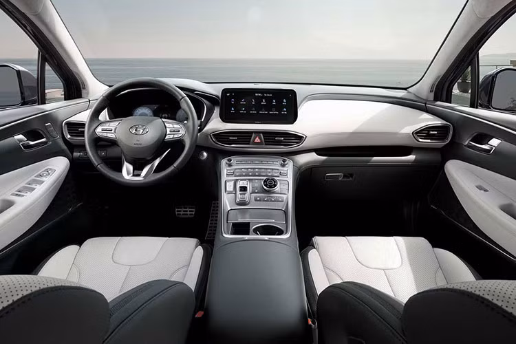Bên cạnh đó, cũng tương tự như bản hybrid, Hyundai SantaFe PHEV 2022 được hãng xe Hàn Quốc cung cấp nhiều tính năng hiện đại. Những trang bị, tiện ích đáng chú ý trên đối thủ của Toyota Fortuner có thể kể đến như hệ thống thông tin giải trí với màn hình 10,25 inch có tích hợp hệ thống định vị, cần gạt nước tự động, kính lái chắn tia UV, cửa cốp chỉnh điện thông minh,…