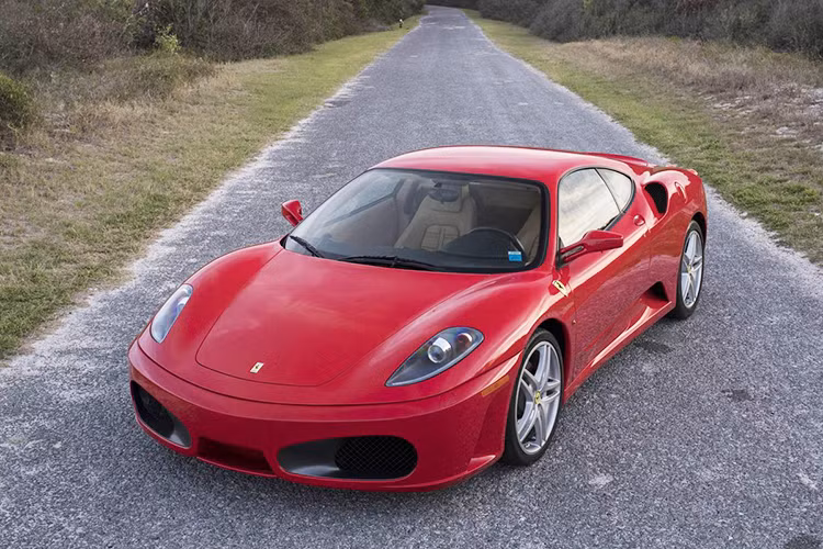 Được biết, Tổng thống Donald Trump đã tự mình mua chiếc Ferrari F430 này vào năm 2007. Ông tiếp tục giữ lại chiếc siêu xe này đến năm 2011. Trong suốt thời gian 4 năm đó, ông Trump chỉ lái chiếc siêu xe Ferrari F430 trên tổng quãng đường 2.400 dặm, tương đương 3.862 km.