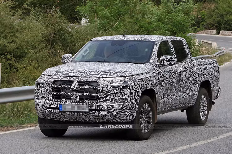 Xe ban tai Mitsubishi Triton 2024 bat ngo lo dien tren duong thu