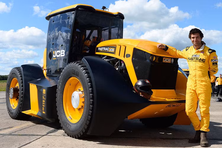 Vượt qua mốc 160 km/h trên Sân bay Elvington của Yorkshire, chiếc Fastrac độ đã được lái bởi tay đua môtô và người dẫn chương trình truyền hình Guy Martin. “Đó là một ngày tuyệt vời với JCB ở Elvington, một công việc đúng mực với một vài kỹ sư chuẩn mực. Chiếc xe chạy ngon lành trên đường băng, mọi người đã làm việc rất tốt”, Martin giải thích. 