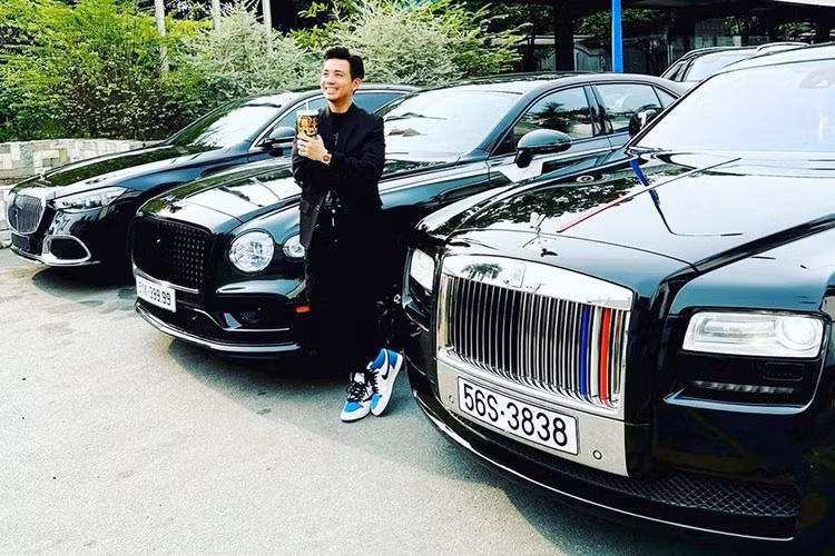 Hiện chưa rõ mức giá bán lại của Minh Nhựa dành cho chiếc Bentley Flying Spur biển tứ quý 9 này, chỉ biết rằng, các mẫu xe đã qua sử dụng đang được giao dịch trên 16 tỷ đồng, nhưng các xe mang biển đẹp sẽ có giá cao hơn.