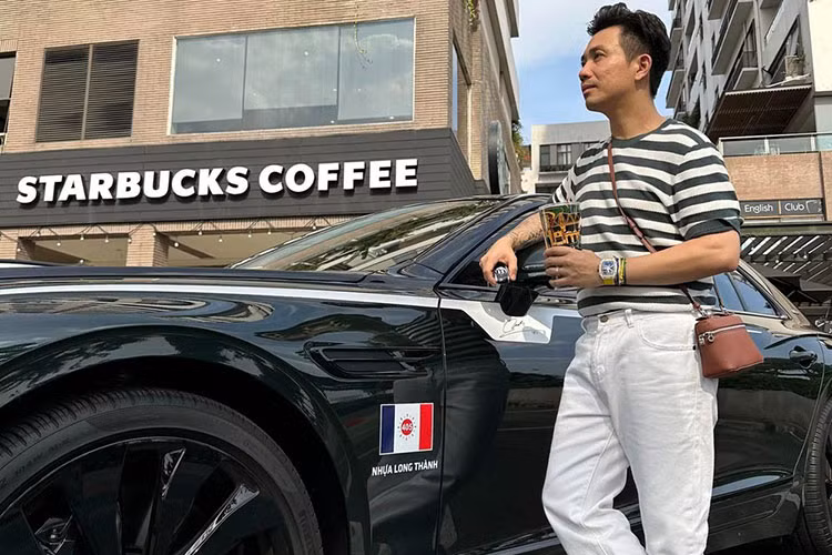 Bentley Flying Spur V8 First Edition sản xuất 2021 của Minh Nhựa đang được chào bán với giá 18,9 tỷ đồng. Riêng chi phí lăn bánh đã gần 2 tỷ đồng cộng thêm tấm biển số "tứ quý 9" nhiều người mong ước thi chắc chắn nó sẽ không hề rẻ.