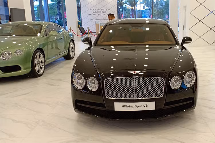 Chiếc Bentley cuối cùng được trưng bày bên trong Landmark 81 là phiên bản Continental GT V8. Xe mang ngoại thất màu xanh ngọc lục bảo và có giá bán gần 13 tỷ đồng. Xe sử dụng động cơ V8, TwinTurbo, dung tích 4.0 lít, sản sinh công suất tối đa 500 mã lực và mô-men xoắn cực đại 660 Nm. Kết hợp cùng hộp số tự động ZF 8 cấp và có thể tăng tốc từ 0-100 km/h chỉ trong 4,8 giây trước khi đạt tốc độ tối đa 305 km/h.