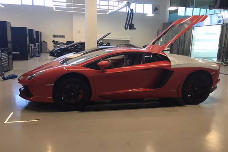 Tuy nhiên, với việc chuẩn bị ra mắt và giới thiệu mẫu siêu SUV Lamborghini Urus mới, hãng xe Lamborghini hy vọng doanh số bán hàng sẽ tăng gấp đôi, có nghĩa là đại lý sẽ cần tất cả không gian mà họ có.
