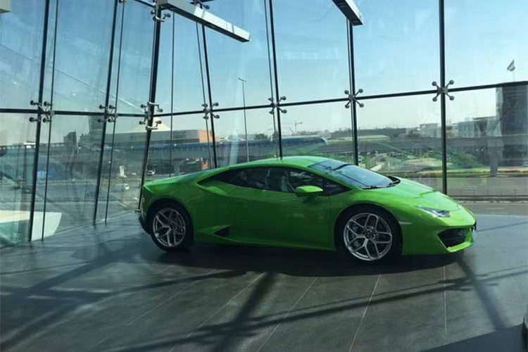 Trên tầng thứ ba là một chiếc Lamborghini Huracan khác nổi bật với màu xanh nõn chuối độc đáo. Đây là một trong sáu chiếc chiếc Lamborghini mới hoàn toàn tại đại lý của hãng siêu xe Ý tại Dubai.