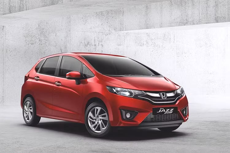 Theo Honda Ấn Độ cho hay, mẫu xe hatchback cỡ nhỏ Honda Jazz sẽ được phân phối tại thị trường này với 3 phiên bản động cơ diesel và 4 phiên bản động cơ xăng. Xe sở hữu thiết kế thể thao, kích thước dài, rộng, cao tương ứng là 4.034 x 1.694 x 1.524 mm. Tính khí động học được chú trọng với các đường gân kéo dài.