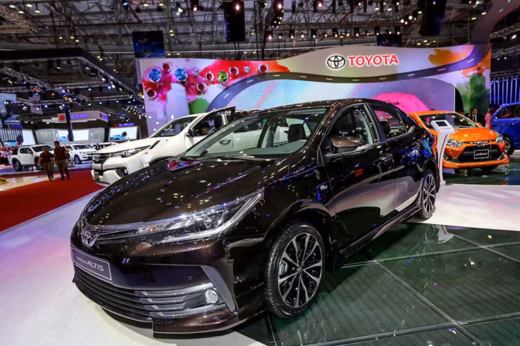 Ra mắt thị trường Việt lần đầu vào năm 2014, chiếc Corolla Altis thuộc thế hệ Corolla thứ 11 có tên mã E170 hiện đang bị "giảm doanh số" so với nhiều đối thủ trong phân khúc sedan hạng C khác, đặc biệt là Mazda 3. Để cải thiện tình hình, phiên bản Toyota Corolla Altis 2017 từng được Toyota trưng bày tại triển lãm ôtô Việt Nam (VMS) 2017.