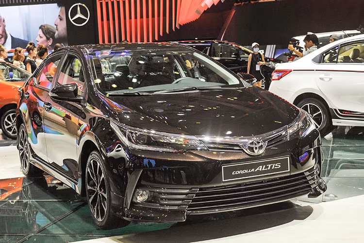 Dù giảm giá bán so với trước đây, Toyota Corolla Altis 2017 lại được trang bị thêm nhiều tính năng an toàn đáng chú ý như: tất cả các phiên bản mới của Altis 2017 đều được trang bị 7 túi khí cùng hệ thống ABS, ổn định thân xe VSC và hệ thống kiểm soát lực kéo. Ngoại trừ bản 1.8E MT, các bản còn lại đều trang bị hệ thống phanh đĩa trước, sau. Bản 2.0V Sport còn có camera lùi tích hợp trên gương chiếu hậu bên trong.