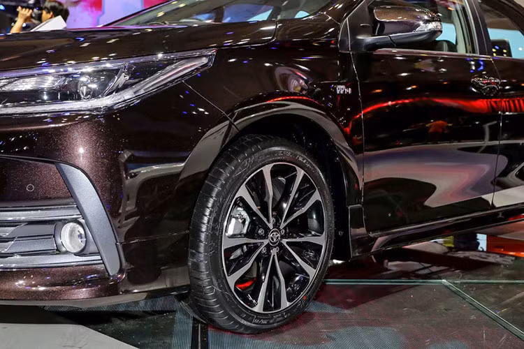 Ngoài ra, chiếc Corolla Altis phiên bản nâng cấp 2018 của Toyota Việt Nam được trưng bày tại triển lãm VMS 2017 còn được trang bị gói phụ kiện thể thao với bodylips ốp dưới các cản, mâm 17 inch hợp kim 5 chấu kép thiết kế ấn tượng và cánh đuôi dạng nẹp trên nắp khoang hành lý.