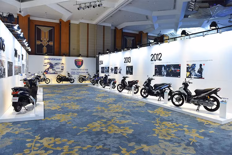 Tháng 2/2006 đánh dấu sự xuất hiện của mẫu xe máy côn tay Yamaha Exciter với động cơ 135cc mạnh mẽ cùng kiểu dáng ấn tượng, trở thành biểu tượng của dòng xe số thể thao cao cấp và cho đến nay vẫn là một trong những dòng xe thành công và nổi tiếng nhất của Yamaha, được mệnh danh là “Ông Vua Đường Phố”.