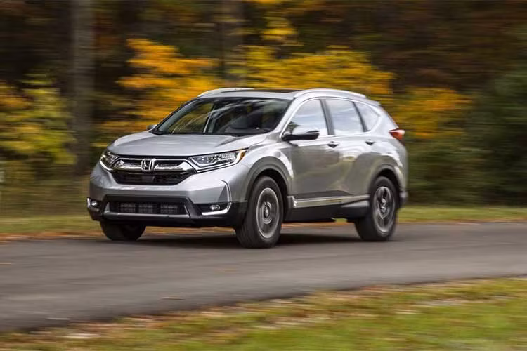 Honda CR-V phiên bản mới rộng hơn, thêm tùy chọn động cơ turbo. Phiên bản LX cơ sở sử dụng động cơ bốn xy-lanh 2.4 lít, công suất 184 mã lực. Bản EX dùng động cơ 1.5 lít turbo, công suất 190 mã lực. Cả hai đều được sử dụng hệ truyền động bốn bánh. Mức tiêu hao nhiên liệu khá ấn tượng, chỉ 10,2 lít/100 km.