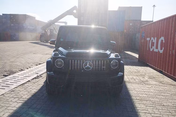 Phiên bản Mercedes-AMG G63 Edition 1 2019 có sự khác biệt so với trước với đèn pha thiết kế lại, sử dụng bóng đèn LED toàn phần. Cản va trước, hốc gió hay lưới tản nhiệt đều được làm mới hơn. Đuôi xe vốn dĩ nhiều bạn trẻ mê xe tại Việt Nam nhận biết được đây là phiên bản của năm 2019 do đèn hậu thiết kế lại, cản va trước sửa đổi...