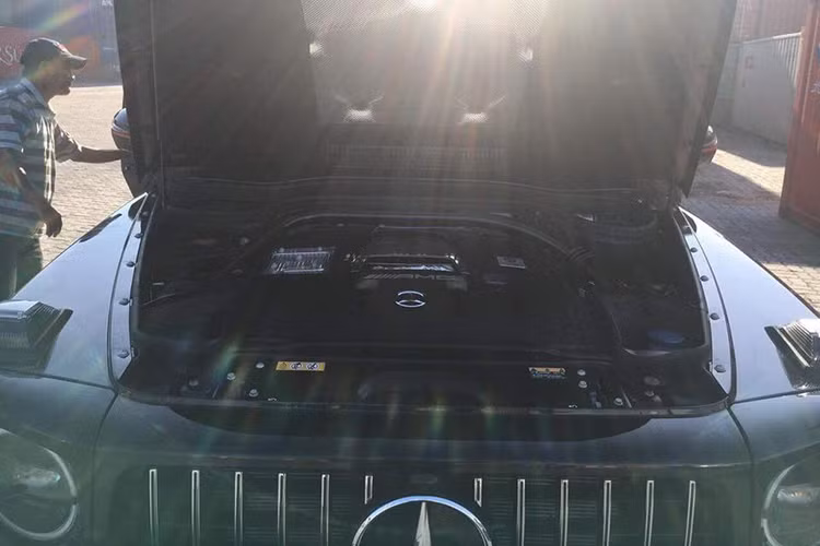 Theo thông tin từ phía nhà sản xuất Mercedes-Benz, chiếc xe chỉ mất 4,5 giây để tăng tốc từ 0-100km/h và đạt tốc độ tối đa 220km/h (có thể tăng lên thành 240km/h nếu đặt thêm gói tùy chọn AMG Driver's Package).