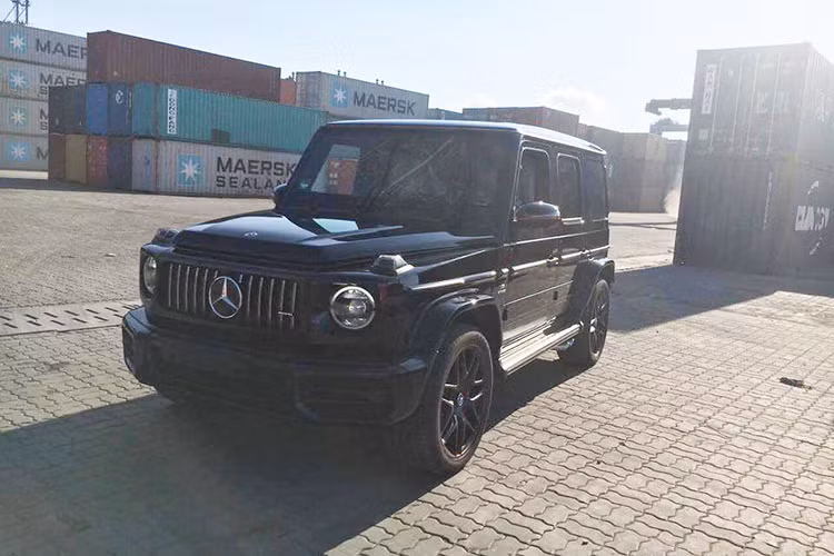 Hiện chưa rõ giá bán Mercedes-AMG G63 Edition 1 phiên bản 2019 thứ 4 tại Việt Nam, chỉ biết rằng hiện một công ty nhập khẩu tư nhân Hà Nội đang chào bán chiếc SUV Mercedes-AMG G63 Edition 1 2019 thứ 3 có mặt tại Việt Nam với mức giá vào khoảng 13,5 tỷ đồng.