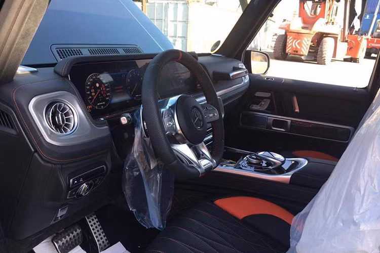 Cụ thể, nội thất của Mercedes-AMG G63 Edition 1 có ghế ngồi bọc da 2 tông màu. Cả 3 chiếc G63 Edition 1 2019 mang ngoại thất màu đen tại Việt Nam đều có ghế ngồi bọc da màu đen với viền đỏ. Chưa hết, một số chi tiết bên trong khoang lái còn được hoàn thành với sợi carbon đỏ.