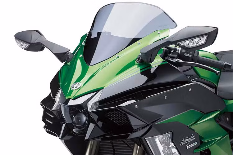 Kawasaki Ninja H2 SX 2018 mới mang đến tư thế ngồi chồm hơn so với Z1000 SX nhưng vẫn thoải mái hơn cho cả người ngồi trước lẫn người ngồi sau nhờ thiết kế phần đuôi và yên sau khá lớn. Bộ khung xe đã được cải tiến để phù hợp với việc phải tải thêm đồ hoặc hành khách.