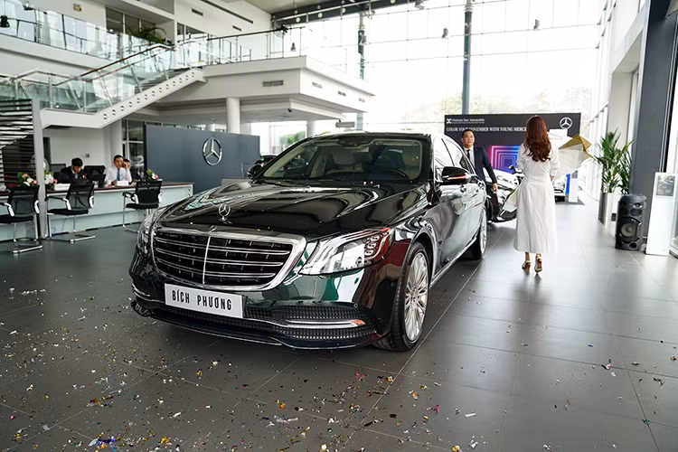 Hiện chưa rõ Bích Phương bỏ ra số tiền bao nhiêu để tậu chiếc xe sang Mercedes-Benz S450L 2018, chỉ biết rằng, hãng xe sang đến từ Đức ấn định giá xe Mercedes-Benz S450L 2018 là 4,199 tỷ Đồng. Với giới ca sĩ và những người nổi tiếng, hãng Mercedes-Benz luôn có giá ưu đãi.