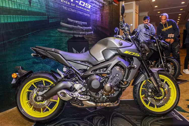 Yamaha MT-09 bản nâng cấp cho năm 2018 không có nhiều thay đổi so với phiên bản tiền nhiệm,Xe có chiều dài 2.075 mm, rộng 815 mm và cao 1.120mm. Chiều dài cơ sở 1.440 mm và trọng lượng 193 kg. Chiều cao yên xe giảm 5 mm, ở mức 820 mm tính từ mặt đất.