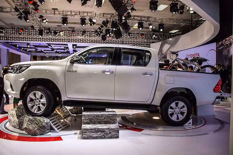 Công suất cực đại sản sinh ra từ động cơ mới của Hilux E 2.4L là 147 mã lực tại 3400 vòng/phút (tăng 5 mã lực so với động cơ 2.5L của phiên bản trước), trong khi đó Hilux G 2.8L sản sinh ra 174 mã lực tại 3400 vòng/phút (tăng 13 mã lực so với động cơ 3.0L của phiên bản trước).