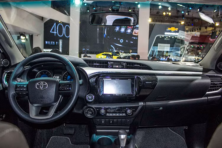 Về hộp số, Hilux 2016 ở cả 3 phiên bản đều được trang bị hộp số 6 cấp thay vì có phiên bản sử dung hộp số 5 cấp như trước. Cụ thể, phiên bản 2.4E và 2.8G (số sàn) được trang bị hộp số sàn 6 cấp. Trong khi đó, phiên bản 2.8G (số tự động) được trang bị hộp số tự động 6 cấp mới với chế độ sang số thể thao.